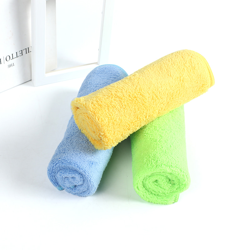 Как чистящее полотенце для ванной комнаты действует с точки зрения поглощения и контроля запаха?